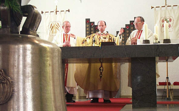 Geistliche hinter dem Altar
