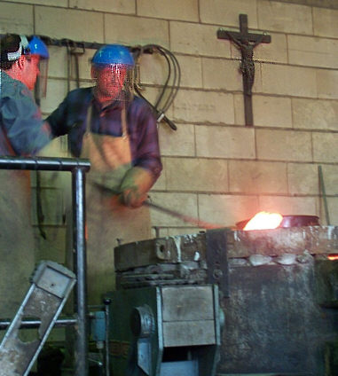 Abschpfen der Schlacke