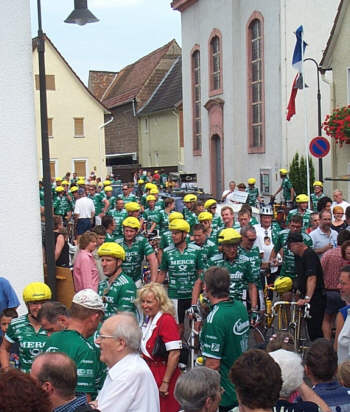 Ein Teil des Fahrerfeldes auf dem Heinrich-Kaul-Platz