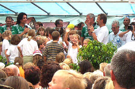 Nauheimer Kinder singen mit Costa Cordalis . . .