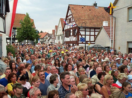 ein riesiges Volksfest