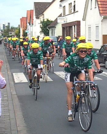 Die Fahrer der Tour in der Waldstrasse